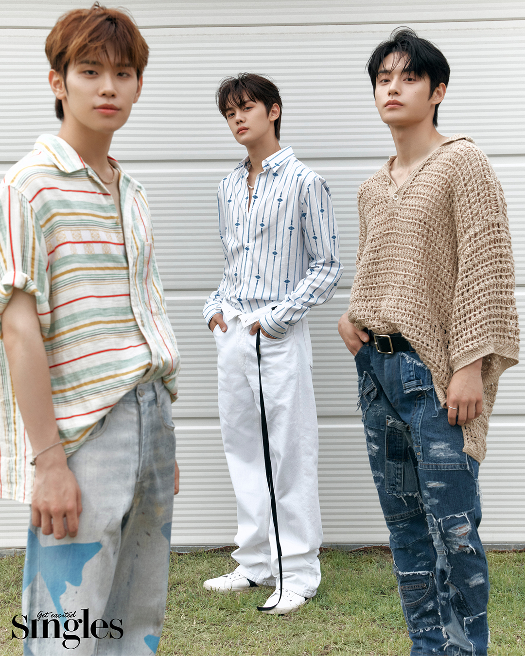 태래가 로에베의 셔츠, 더뮤지엄비지터의 팬츠, 규빈이 이곤랩 by 아데쿠베의 셔츠, 지웅이 돌체앤가바나의 니트와 데님 팬츠를 착용하고 촬영한 싱글즈 화보